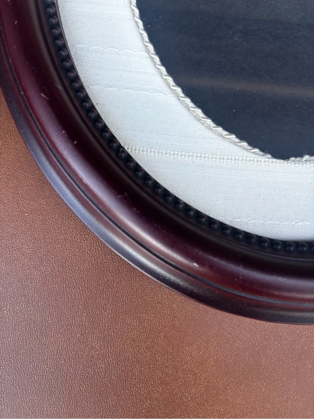 Pair of Oval Mahogany Picture Frames with Linen Mat - vintage 8x10 - Picture 5 of 8
